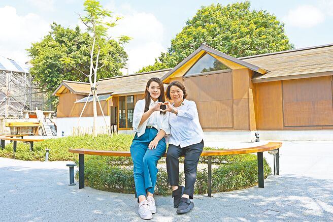 新竹市長高虹安（左）率團隊參訪嘉義市，與嘉義市長黃敏惠（右）熱情互動。（嘉市府提供／廖素慧嘉市傳真）