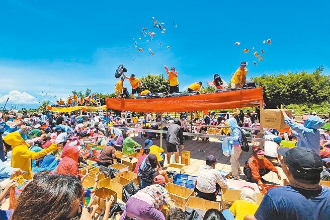 小琉球21日举办王船开光及进水典礼，庙方准备3400斤「平安糖」分送给乡亲和信眾。（屏东县政府提供／罗琦文屏东传真）