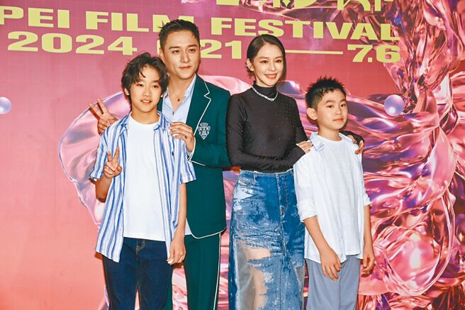 彭裕恺（左起）、郑人硕、徐若瑄、李星纬21日出席《乒乓男孩》世界首映。（罗永铭摄）