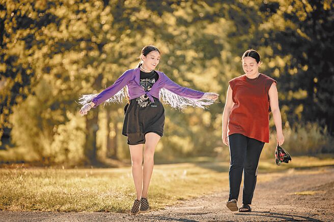 莉莉葛萊史東（右）在片中一肩扛起照顧外甥女及尋親的重責大任。（Apple TV+提供）