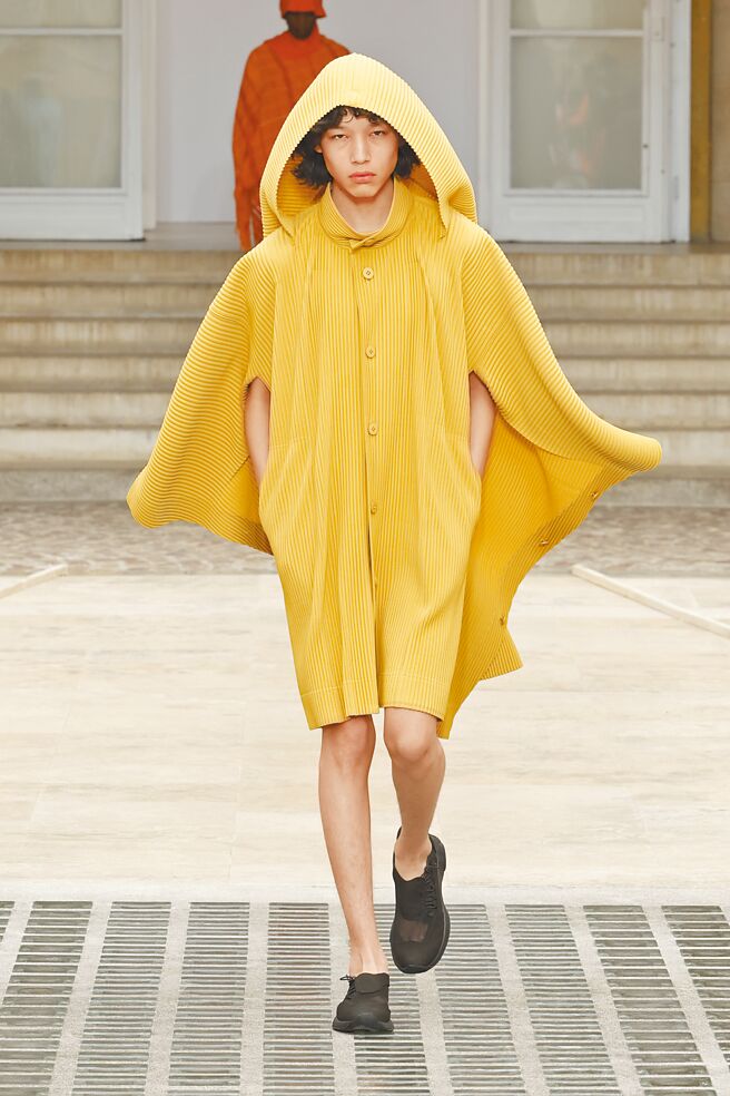 形似风筝的设计，也是本季男装的可爱重点之一。（三宅一生提供）