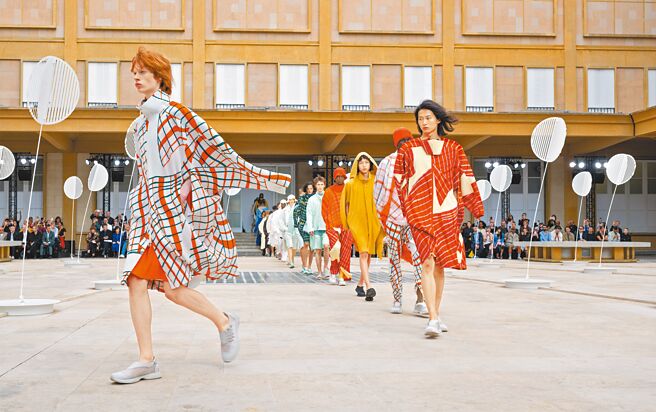 本季以风为名，带来各种色彩与线条的可视觉「风」。（三宅一生提供）