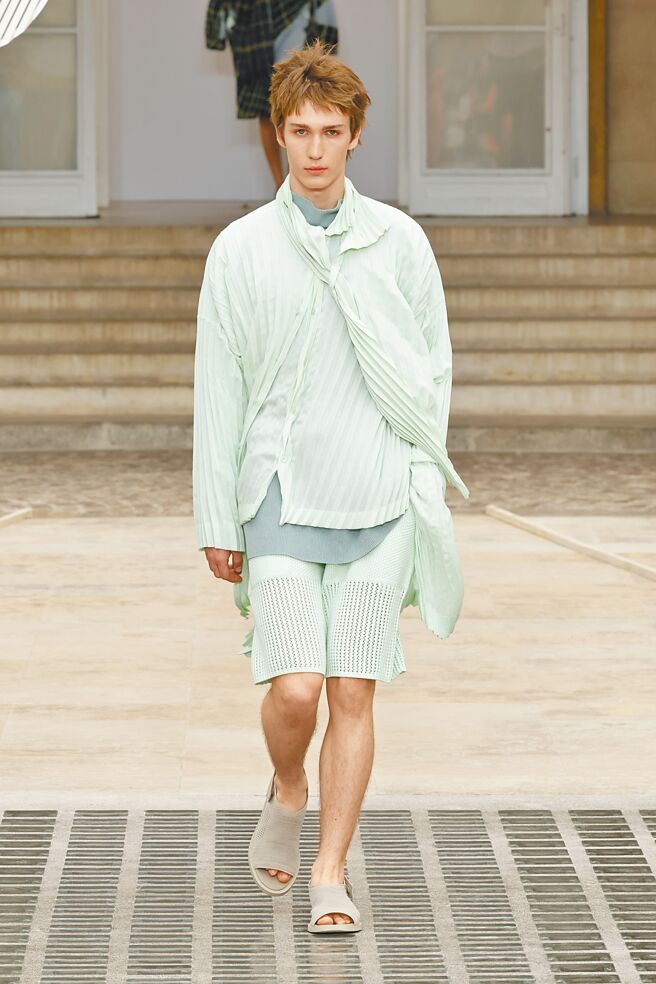 以风吹过服装的动作为灵感，结合三宅一生知名的皱褶设计，带来本季的Windswept Shirt设计。（三宅一生提供）