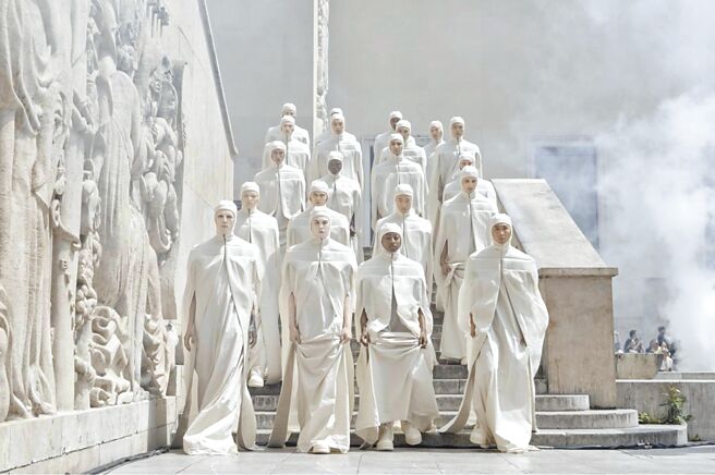 Rick Owens本季春夏男装以纯白色大军压境，视觉感超震撼。（品牌提供）