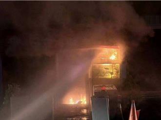 彰化電器行暗夜大火 門縫塞布阻濃煙1家5口獲救