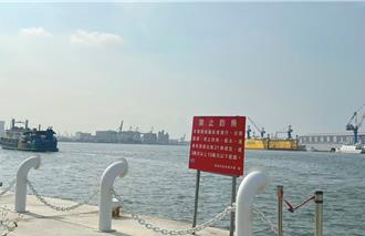 屢勸不聽！高雄釣客影響人行道通行 海洋局：加強稽查