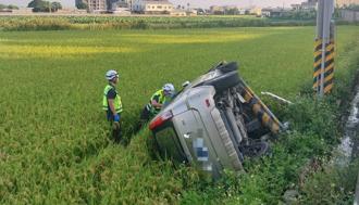 苗栗苑裡休旅車翻進田裡 警消到場救援駕駛不見了