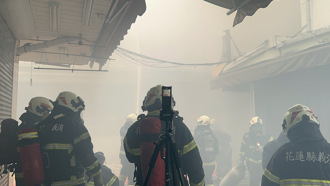 花蓮公正街小吃店突竄火 1名廚師受困順利獲救