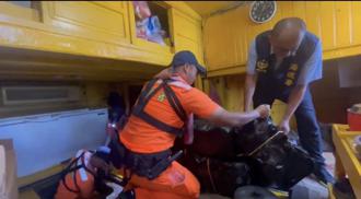 海巡侦搜犬嗅出千万私菸 成功缉获渔船密舱走私品