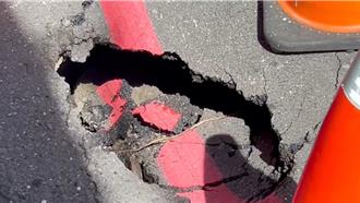 台南五妃街柏油路面再塌陷 貨車輪胎遭卡 網譏：熱到路都融化