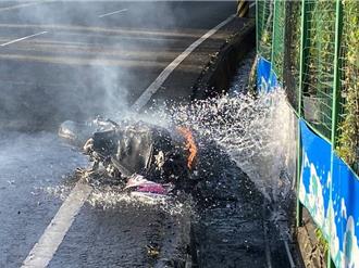 台3线苗栗狮潭段跑山失控 自撞电线杆大型重机烧毁