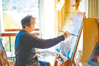 在幽暗中 唯見腳頭一束光