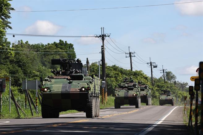 战备无假期，国军持恒投入训练。其中，陆军机步333旅联兵3营昨日实施战备侦巡训练，派遣CM32装步指挥车等各式轮型车辆，机动前往目标区执行重要目标防护任务，期加强官兵临战应变能力，深化战场经营。（记者黄迪明摄）