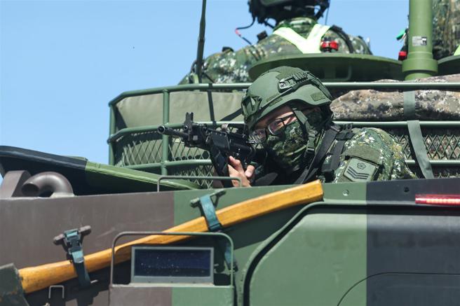 战备无假期，国军持恒投入训练。其中，陆军机步333旅联兵3营昨日实施战备侦巡训练，派遣CM32装步指挥车等各式轮型车辆，机动前往目标区执行重要目标防护任务，期加强官兵临战应变能力，深化战场经营。（记者黄迪明摄）