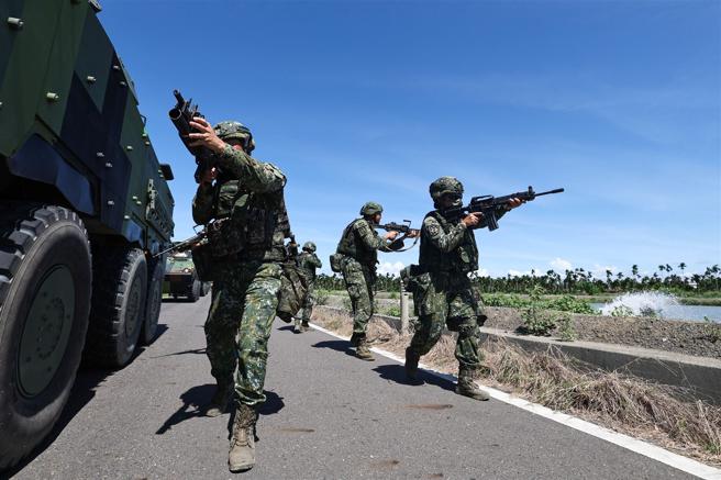 抵达重要目标后，官兵实施下车战斗，演练对周遭地区进行搜索。（记者黄迪明摄）
