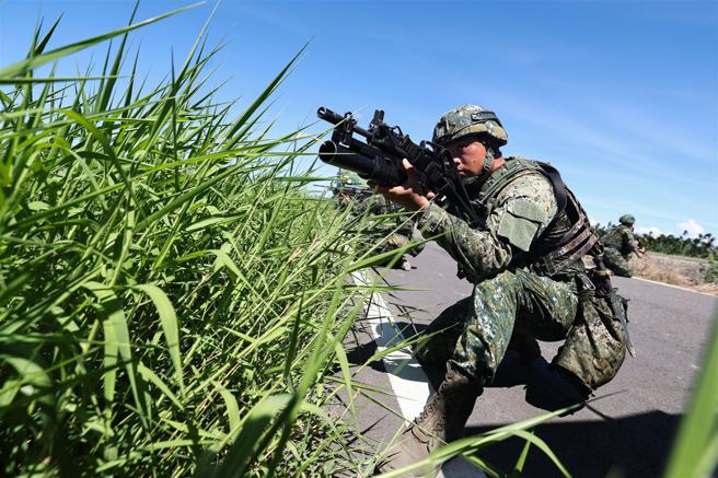 官兵实施下车战斗演练并对外警戒。
（记者黄迪明摄）