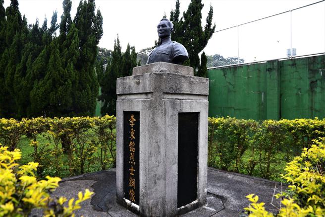 李秉铭烈士铜像伫立于军事情报学校，缅怀其牺牲奉献精神。（军事情报学校提供）