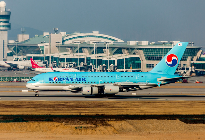 大韓航空一架22日從仁川飛往台中的班機，起飛約50分鐘後增壓系統出現問題，臨時返航仁川，不過下降過程導致15名乘客耳膜疼痛及過度換氣，最終有13人送醫。（資料照：shutterstock／達志）