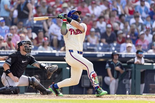 费城人哈波击出全垒打。（美联社）