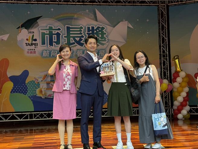 台北市长蒋万安（左二）出席市长奖颁奖。（本报资料照片）