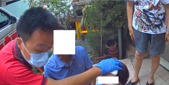 妇人走路经过一处工地被掉落物砸到头破血流，嘉义市消防局人员救护。（读者提供／廖素慧嘉市传真）