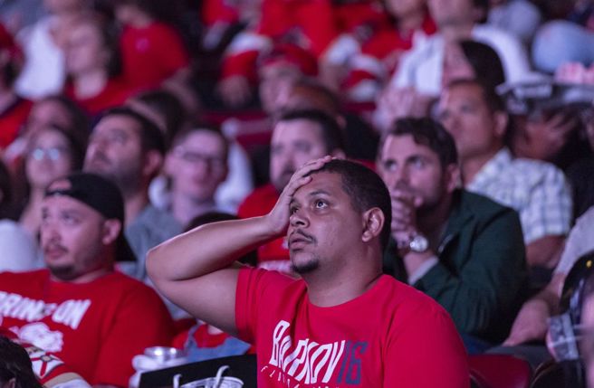 美洲豹球迷对于第6战吞败不敢置信。（美联社）