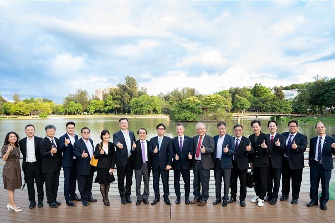 为加速推动国立阳明交通大学、国立清华大学落脚高雄左营，高雄市长陈其迈日前率队拜会阳明交大校长林奇宏、清华大学校长高为元。（高市府提供／洪浩轩高雄传真）