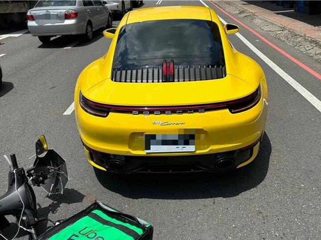 彰化市中山路一段21日发生外送机车与保时捷911 Carrera碰撞事故，该辆保时捷左后保杆受损。（民眾提供／孙英哲彰化传真）