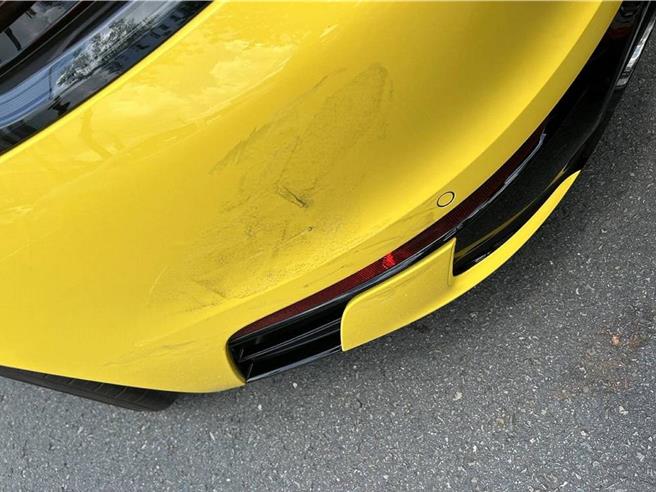 彰化市中山路一段21日发生外送机车与保时捷911 Carrera碰撞事故，该辆保时捷左后保杆受损。（民眾提供／孙英哲彰化传真）