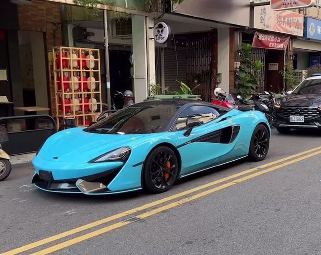 鍾姓男子所駕駛的Tiffany藍色麥拉倫超跑為2018年出廠的「570s coupe」，要價高達1088萬。（圖 / 翻攝自中天新聞網）