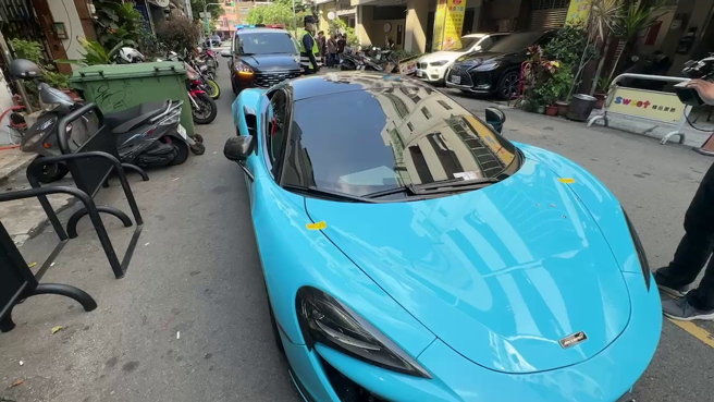 鍾姓男子所駕駛的Tiffany藍色麥拉倫超跑為2018年出廠的「570s coupe」，要價高達1088萬。（圖 / 翻攝自中天新聞網）