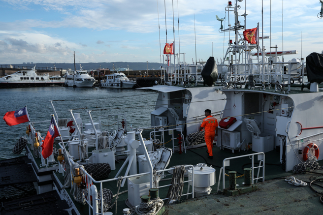 圖為海巡人員本月11日例行於淡水河口巡邏作業。（資料照,鄧博仁攝）