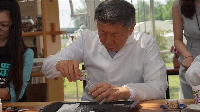 柯文哲DIY兰香洗髮精。（宝智华摄）