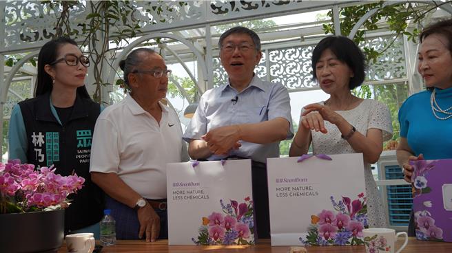 柯文哲说左手背还有花莲骑单车晒伤的痕迹。（宝智华摄）