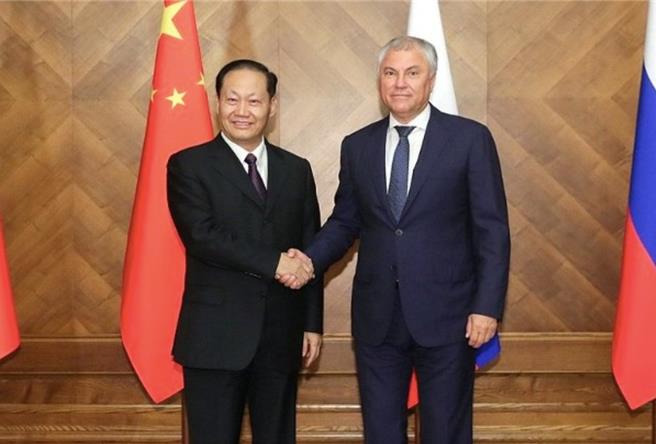 大陆全国人大常委会副委员长彭清华（左）访俄期间与沃洛金（右）会晤。（新华社）