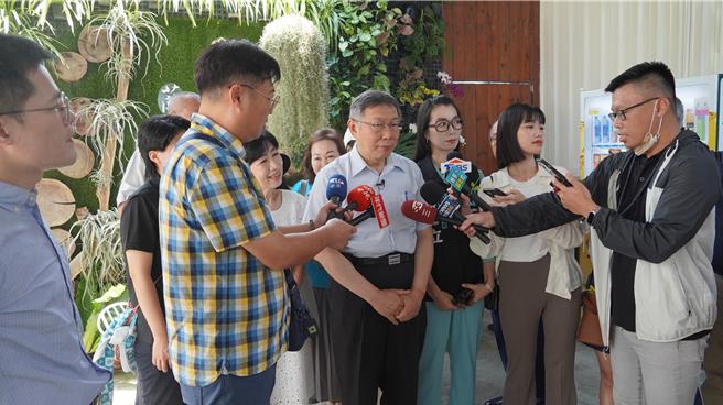 民眾党主席柯文哲在台南市六甲区兰都观光工厂接受媒体联访。（宝智华摄）