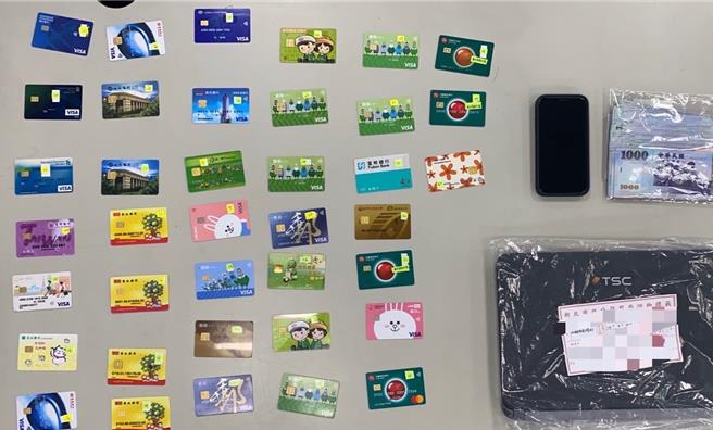 警方从车手身上起获金融卡及现金。（警方提供）