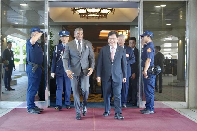 聖克里斯多福及尼維斯聯邦總理德魯率團22日抵臺，外交部長林佳龍赴機場迎接(外交部提供)