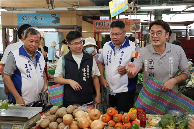 南投县府辅导3处市场、共304家摊商实施不提供购物用塑胶袋政策，副县长王瑞德（左一）23日率队到第三市场，并由县议员林儒旸（左二）、张秀枝、简千翔（右一）及中兴新村消费合作社主席李信融等人陪同宣导。（南投县府提供／陈淑芬南投传真）
