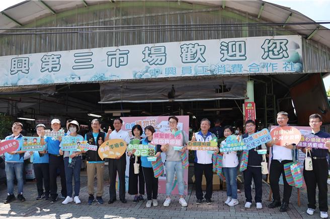 南投县府辅导3处市场、共304家摊商实施不提供购物用塑胶袋政策，副县长王瑞德（右五）23日率队到第三市场，并由县议员林儒旸、张秀枝、简千翔及中兴新村消费合作社主席李信融等人陪同宣导。（南投县府提供／陈淑芬南投传真）