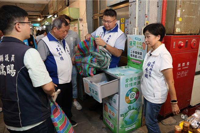 南投县府辅导3处市场、共304家摊商实施不提供购物用塑胶袋政策，副县长王瑞德（左二）23日率队到第三市场，并由县议员林儒旸（左一）、张秀枝（右一）、简千翔及中兴新村消费合作社主席李信融等人陪同宣导。（南投县府提供／陈淑芬南投传真）