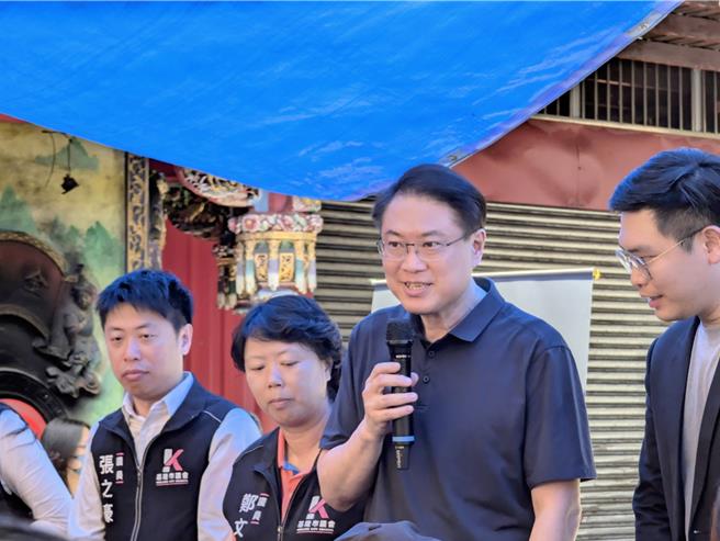 民进党秘书长林右昌（右2）23日受访时，反讥柯文哲及民眾党才是上任后不干正事。（张志康摄）