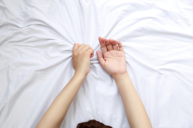 醫師指菜花主要是經由性行為傳染，即使經由電燒治療，還是可能復發。（示意圖，Shutterstock／達志）

