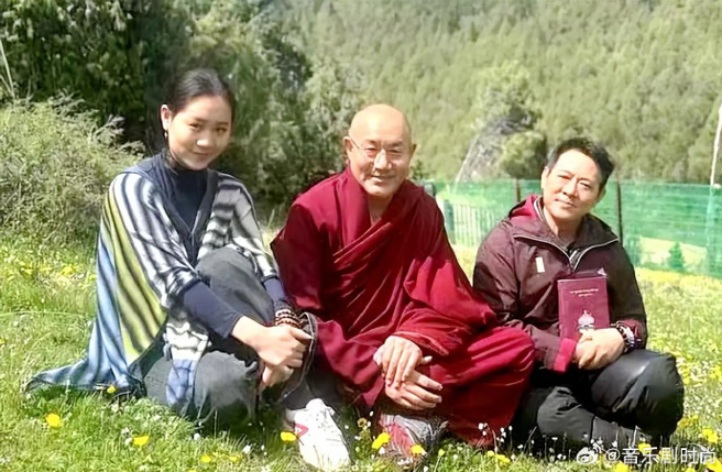 李連杰帶著妻小上山閉關修行。（圖／音樂劇時尚微博）