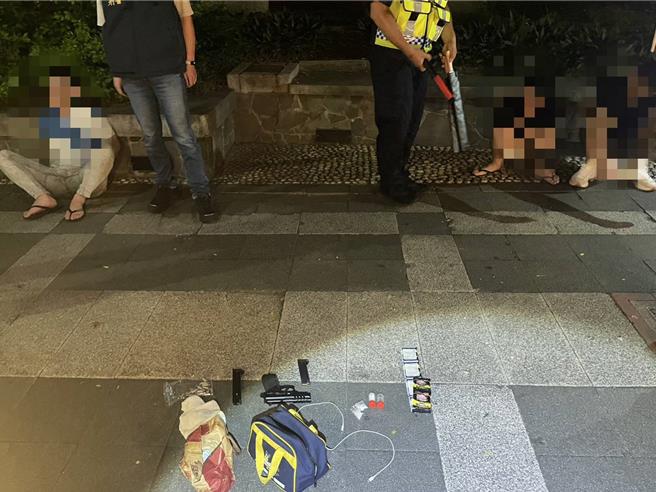 持有枪毒的李姓嫌犯（左一）与潘姓男子（右一）、王姓驾驶（右二）都年纪轻轻，被警方当街查获枪毒受逮。（读者提供／程炳璋台南传真）