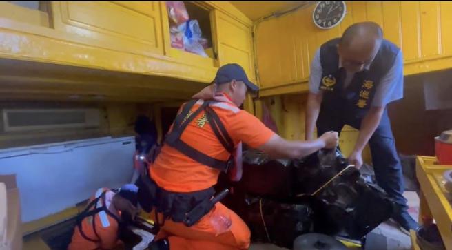 海巡署专案小组获报显示，将有走私香菸入境，经登船搜查，发现在密舱夹层内藏有私菸，总计460箱，市值约1500万元。（海巡署提供）