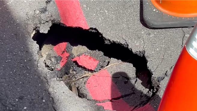 台南市中西区五妃街右出现道路下陷，台南市工务局表示事水沟壁破损造成路面局部掏空陷落。（读者提供／程炳璋台南传真）