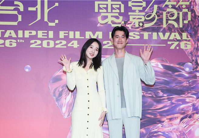 李沐（左）跟吳慷仁在劇中上演少女愛上壞壞男的情節。（陳俊吉攝）