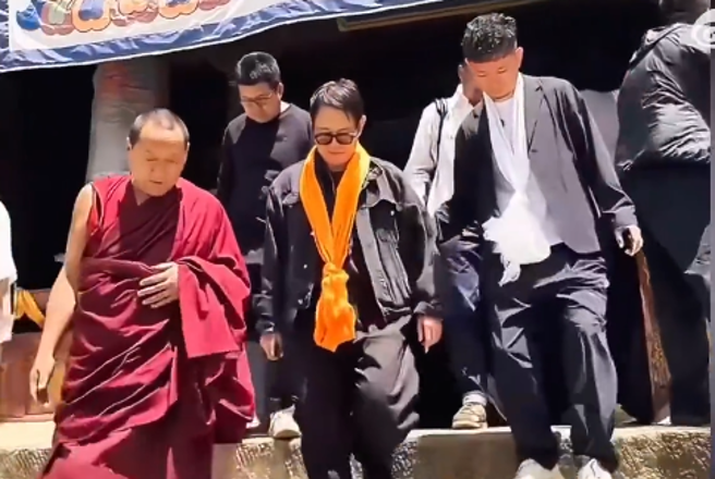 李連杰走下石頭階梯，網紅疑似搏流量刻意在旁攙扶。（圖／翻攝微博）