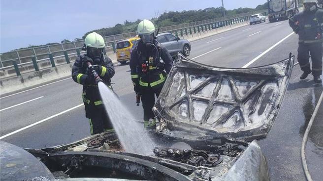 消防人员到场救援。（民眾提供／李京升苗栗传真）